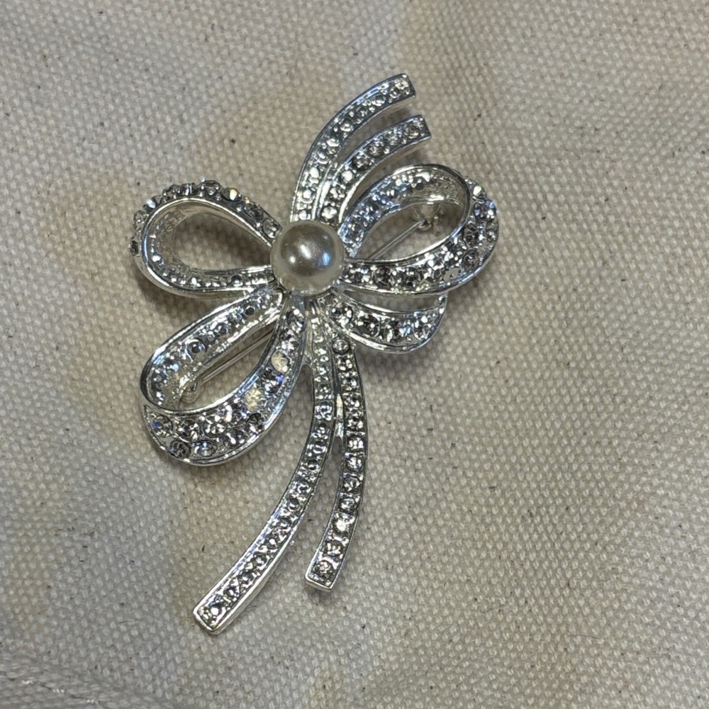 Vintage Silver Tone Bow Brooch with Faux Pearl